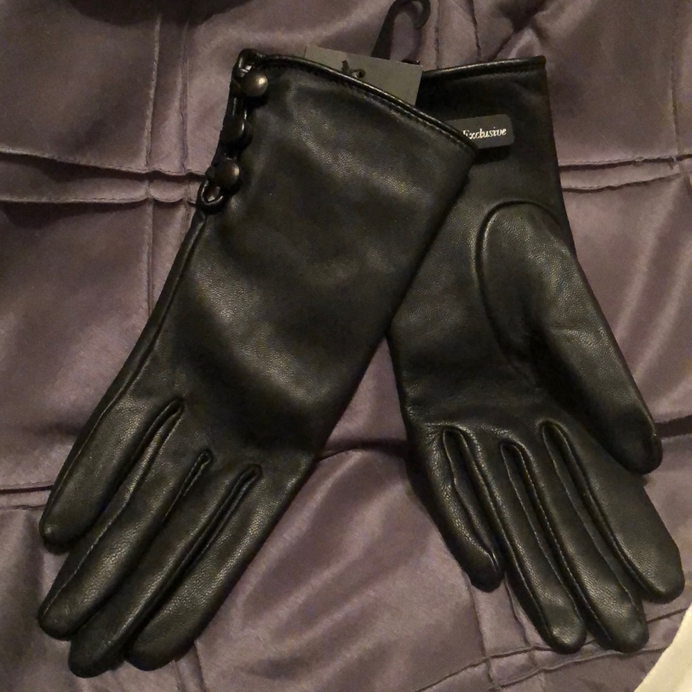 Badgley Mischka Three Button Gloves, Black